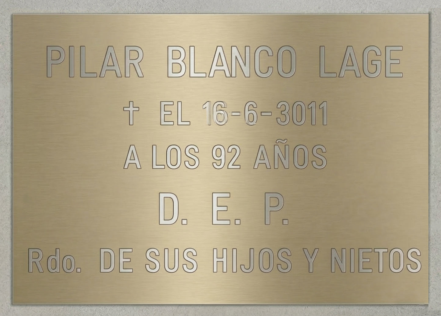 Placas de aluminio champán con acabados premium  Grabado profesional