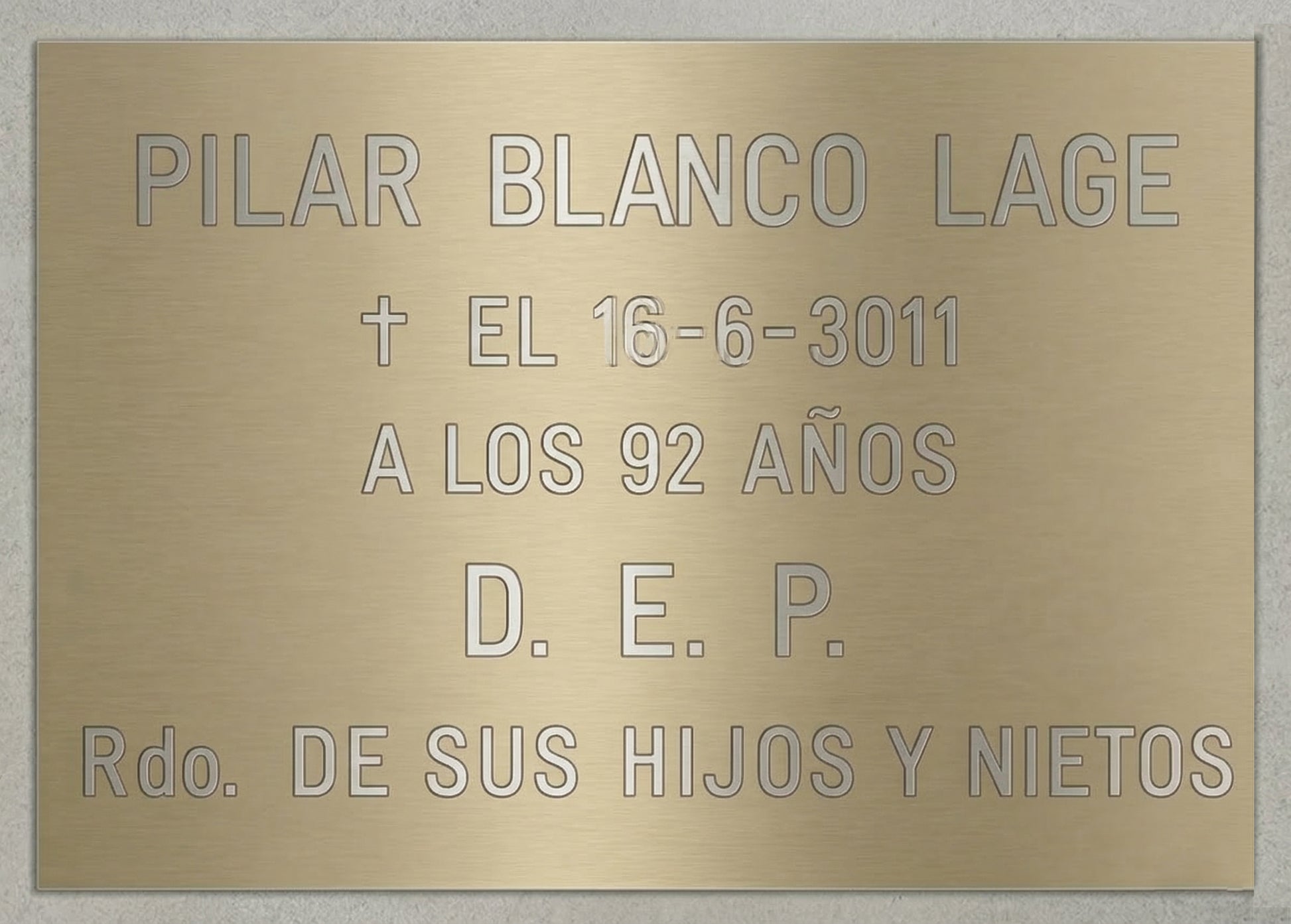 Placas de aluminio champán con acabados premium  Grabado profesional
