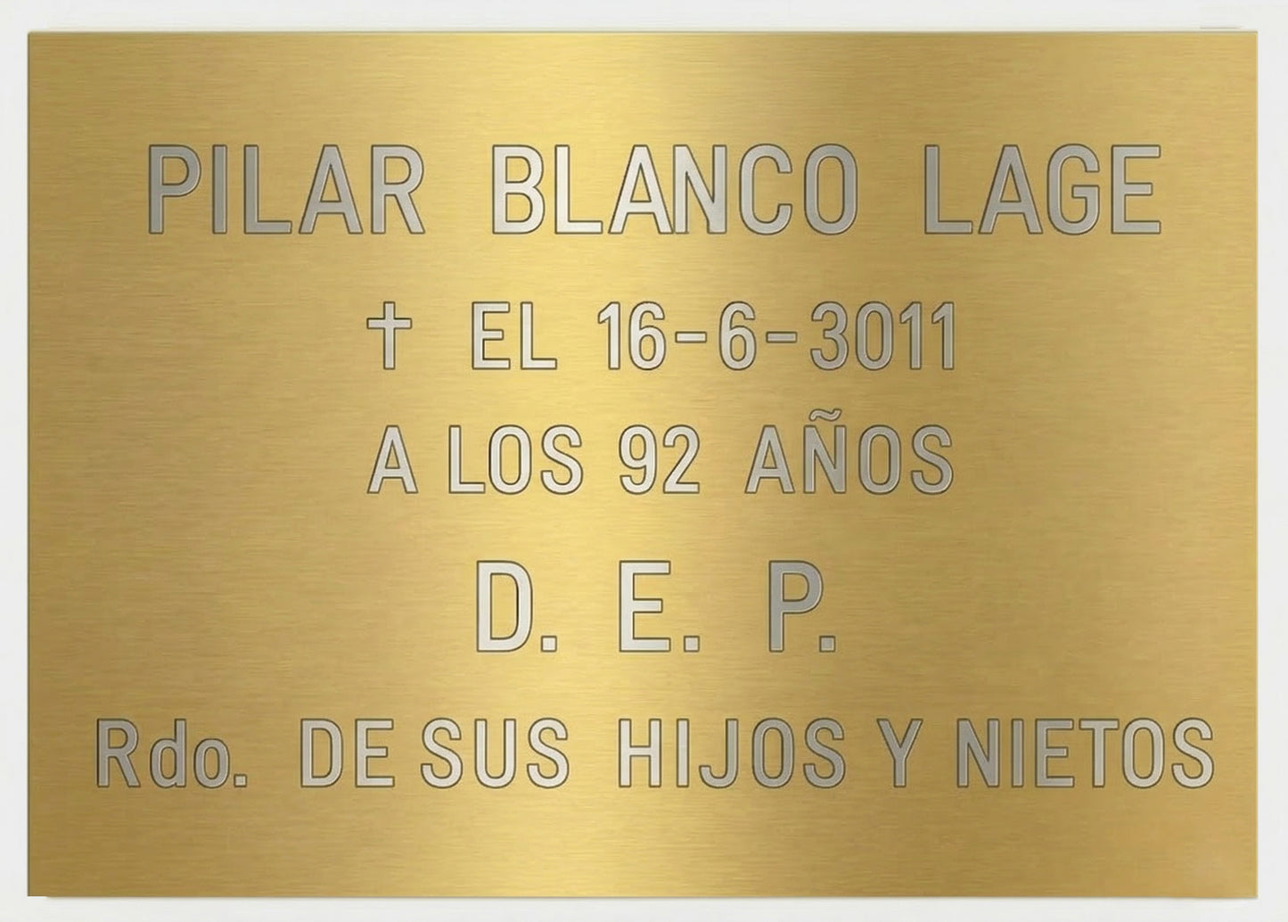 Placas de aluminio dorado brillo con acabados premium  Grabado profesional