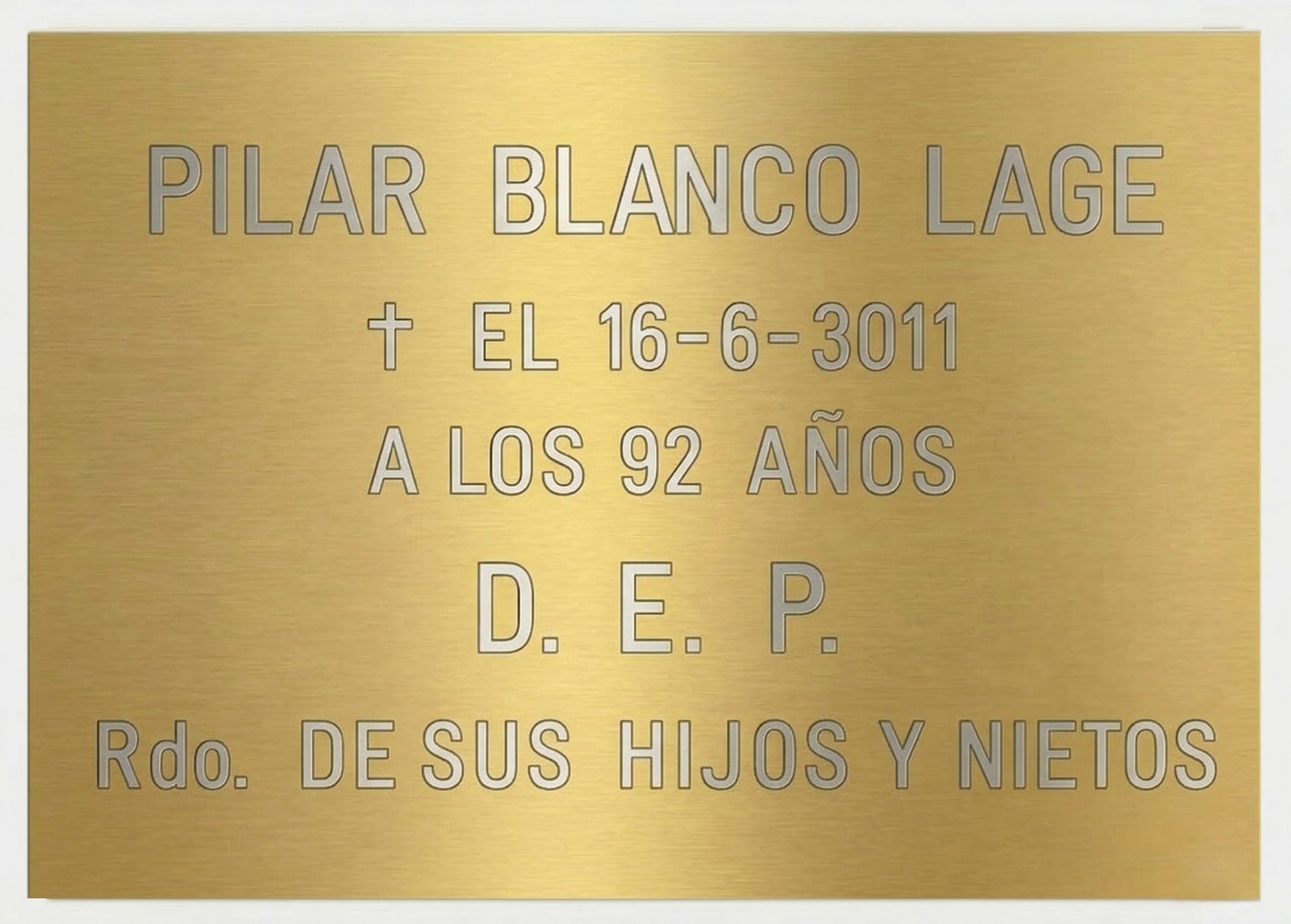 Placas de aluminio dorado brillo con acabados premium  Grabado profesional
