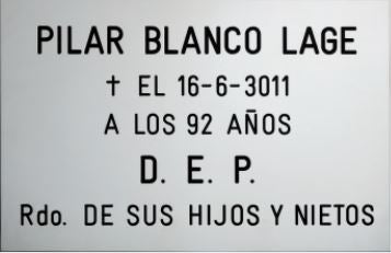 Placas RM00 de acero inoxidable en acabado brillo con grabación personalizada. Medidas: 15x10, 18x12, 24x12, 25x15 y 30x20 cm. Entrega 7–10 días. info@memorialspain.com.