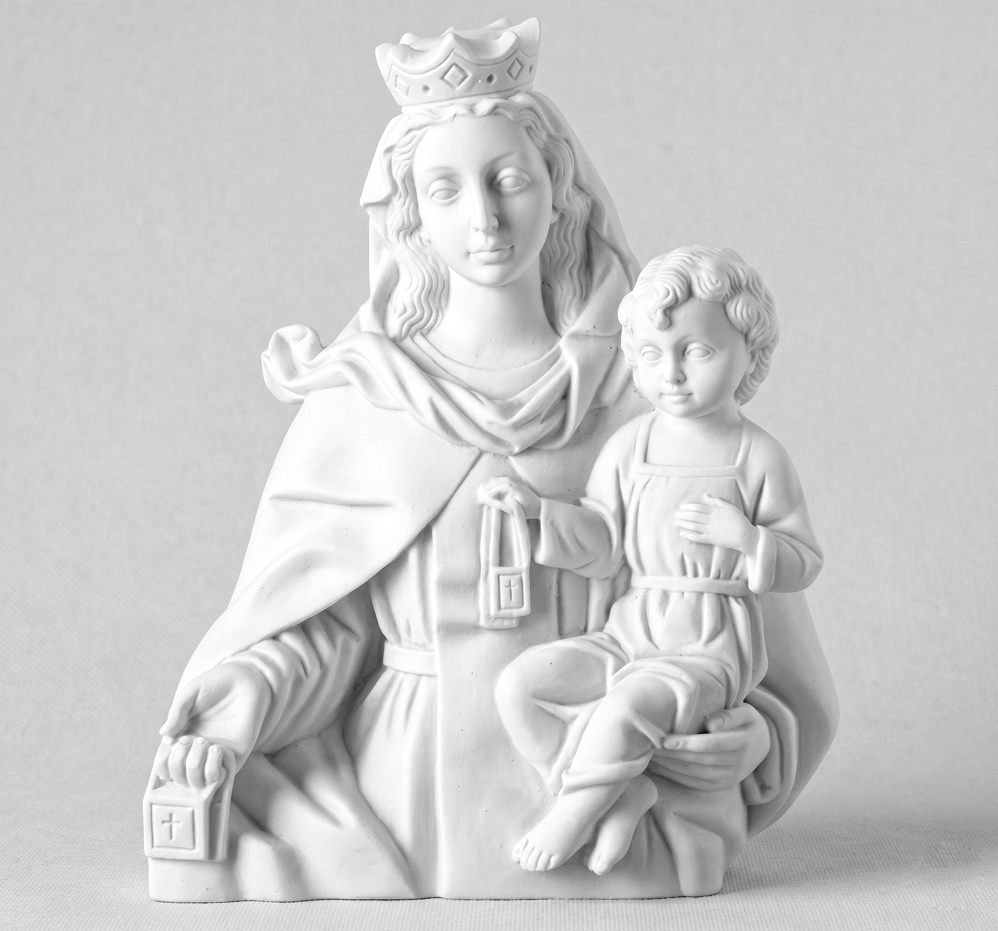Compra este busto monumental de la Virgen del Carmen en marmolina de 36 cm. Relieve plano de gran resistencia exterior, ideal para lápidas, nichos y panteones.