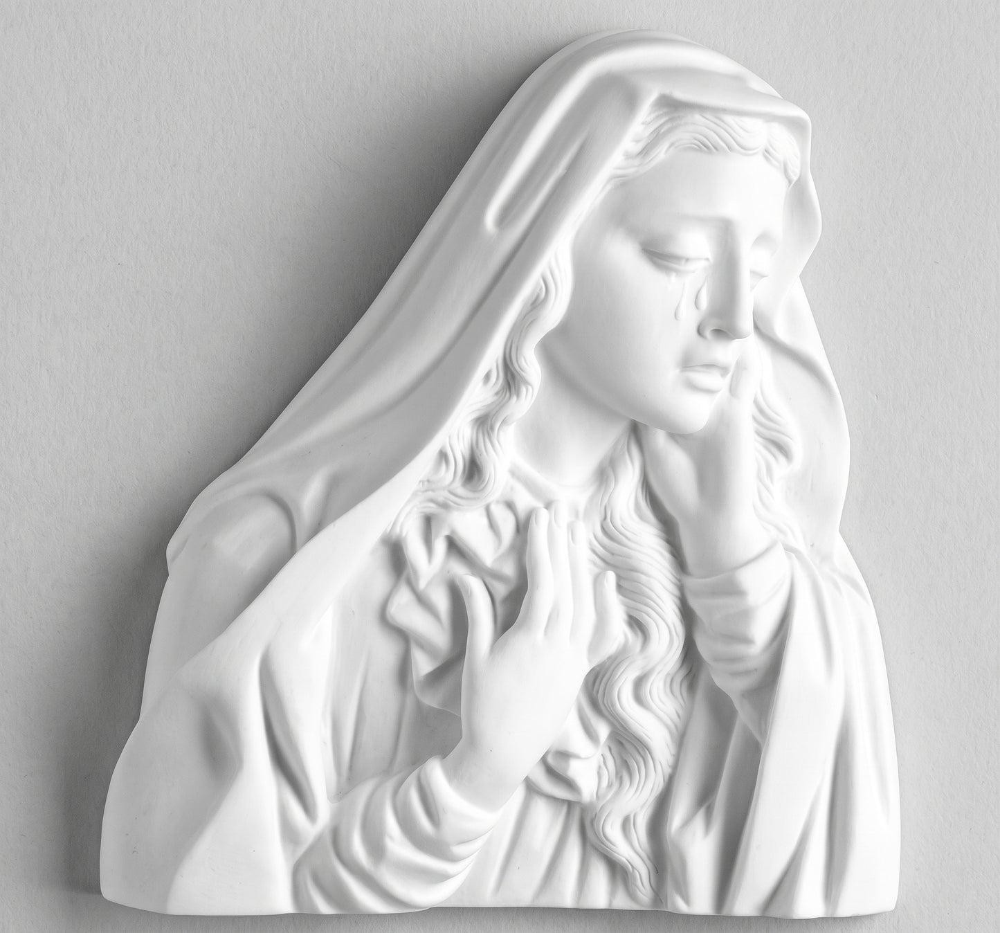 Compra el busto en perfil de la Virgen Dolorosa en marmolina de 26 cm. Una obra de gran fuerza expresiva y acabado artesanal impecable para tu hogar o altar.