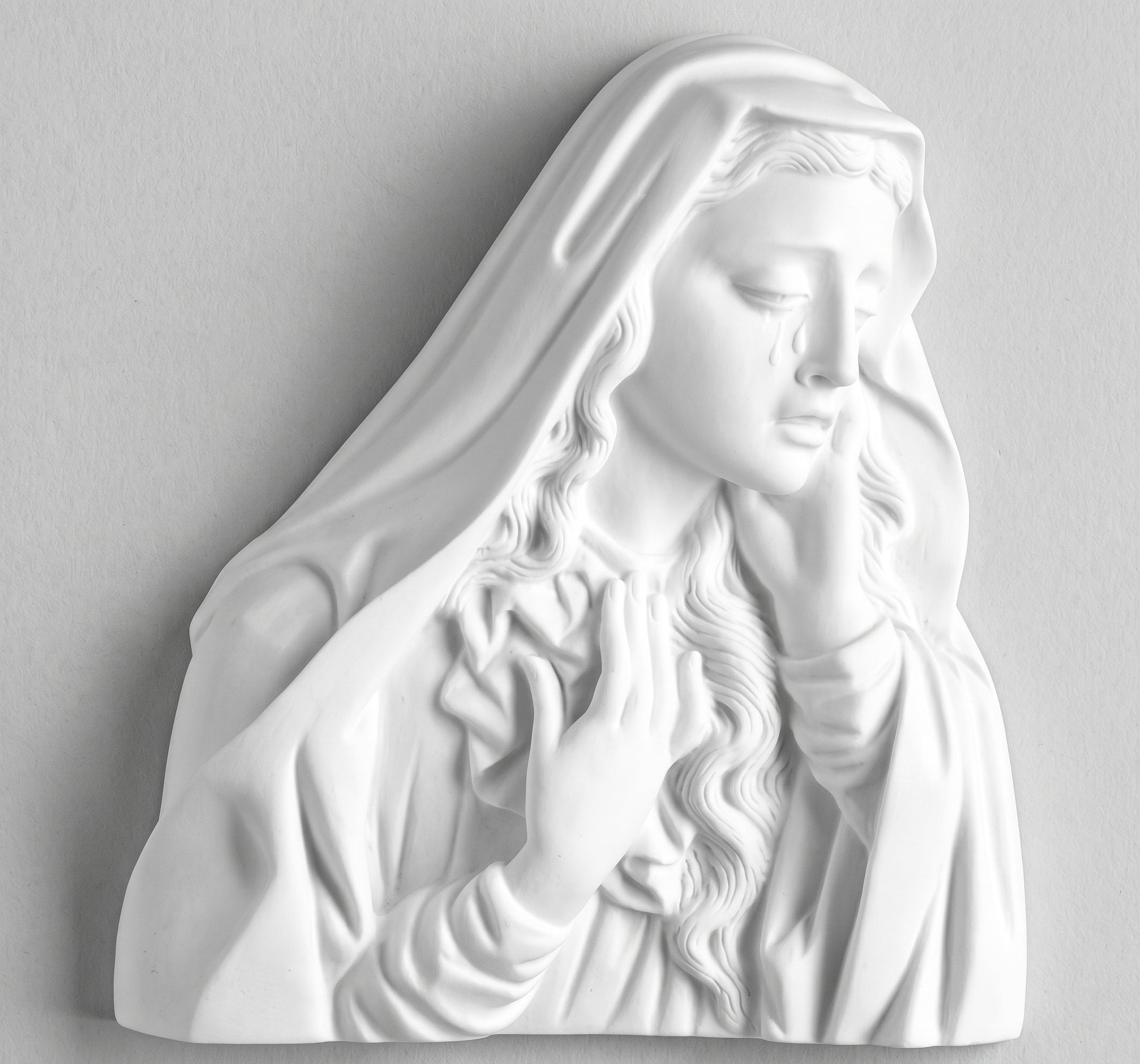 Compra el busto en perfil de la Virgen Dolorosa en marmolina de 26 cm. Una obra de gran fuerza expresiva y acabado artesanal impecable para tu hogar o altar.