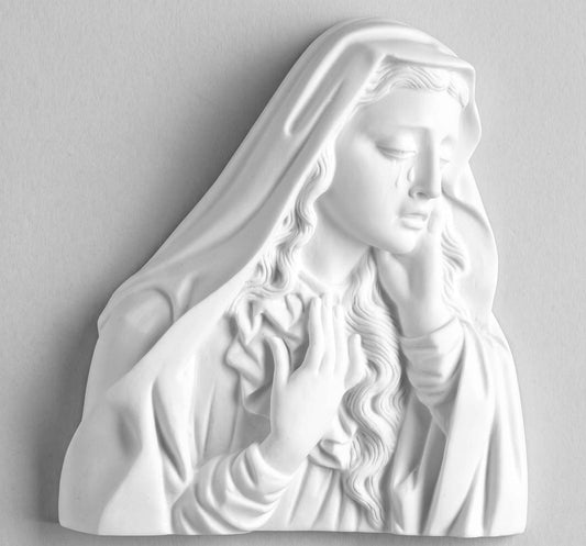 Compra el busto en perfil de la Virgen Dolorosa en marmolina de 26 cm. Una obra de gran fuerza expresiva y acabado artesanal impecable para tu hogar o altar.