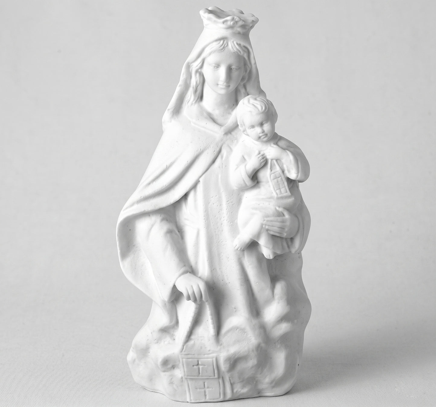 Consigue este imponente busto de la Virgen del Carmen en marmolina de 24 cm. Detalles definidos y acabado de alta calidad, ideal para altares y hogares.