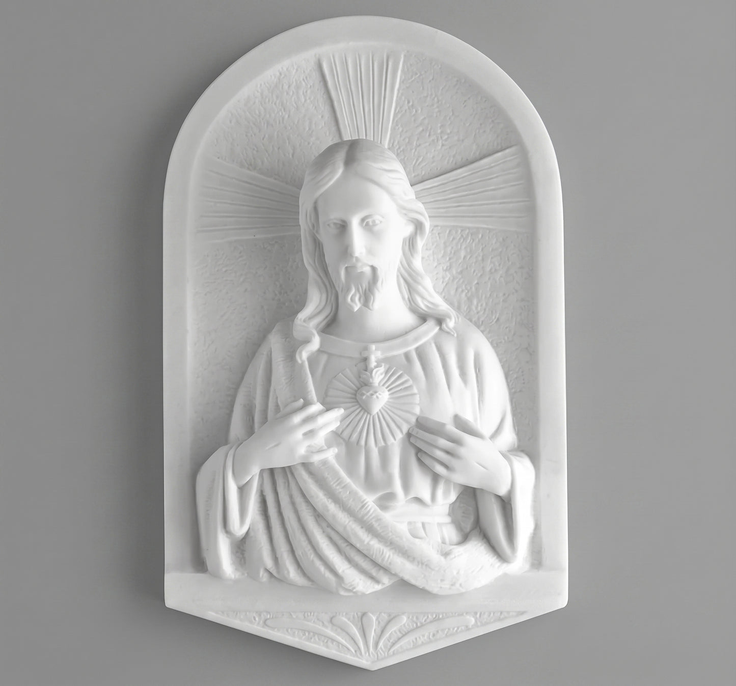 Figura del Corazón de Jesús en marmolina de 22 cm para la decoración de lápidas. Resistente, apta para uso exterior en cementerios.