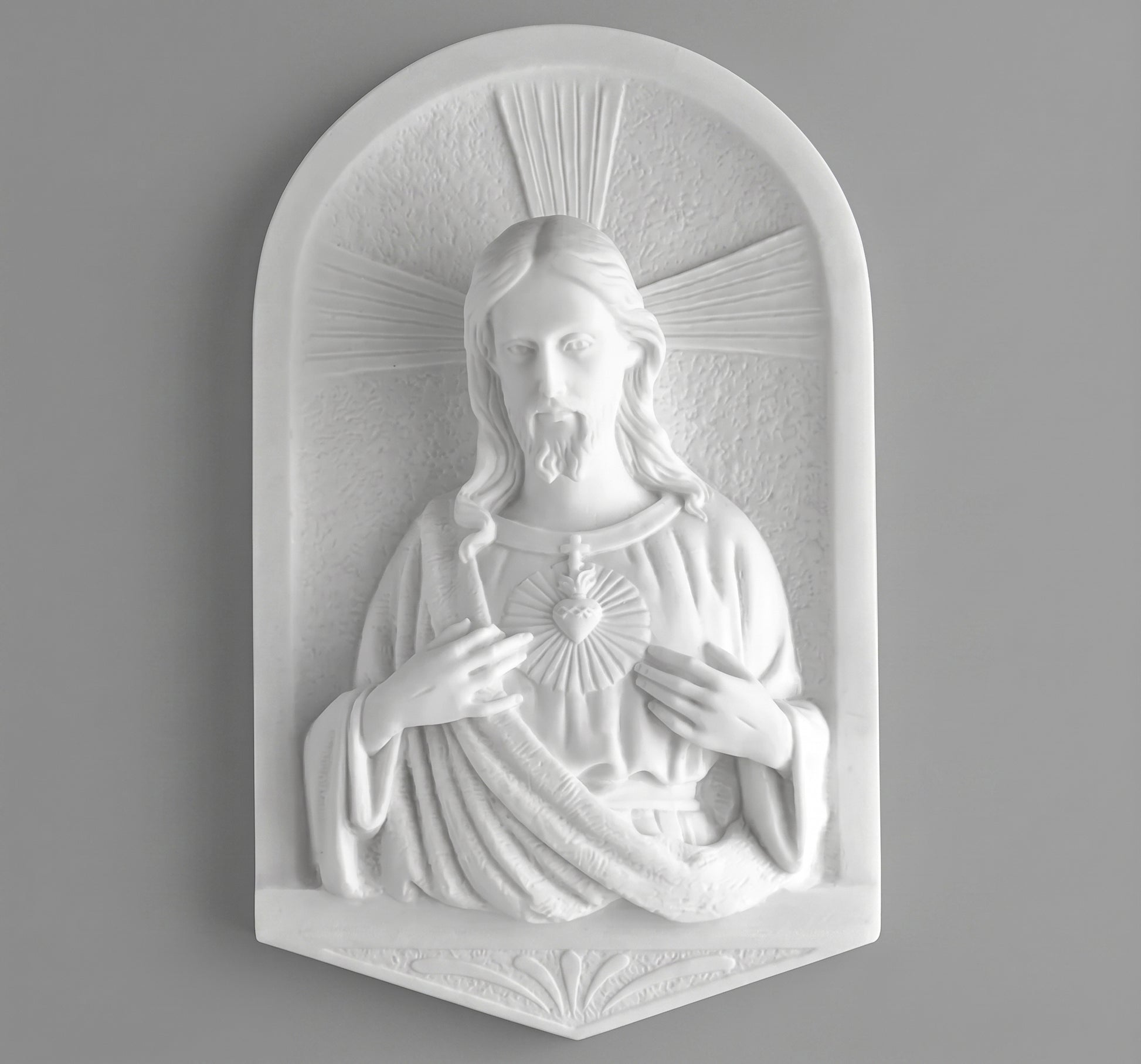 Figura del Corazón de Jesús en marmolina de 22 cm para la decoración de lápidas. Resistente, apta para uso exterior en cementerios.