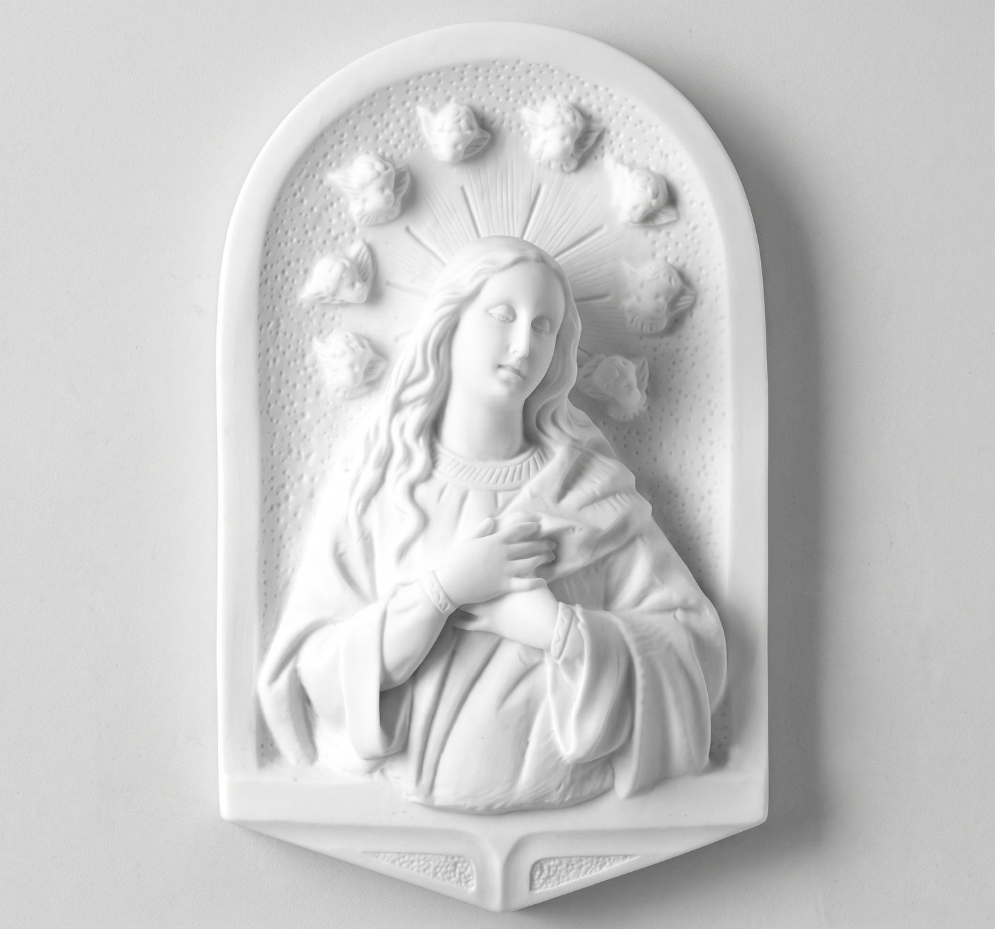 Compra esta elegante capilla de la Virgen Purísima tallada en marmolina de 22 cm. Una pieza religiosa con acabados de alta calidad para hogar o altar.