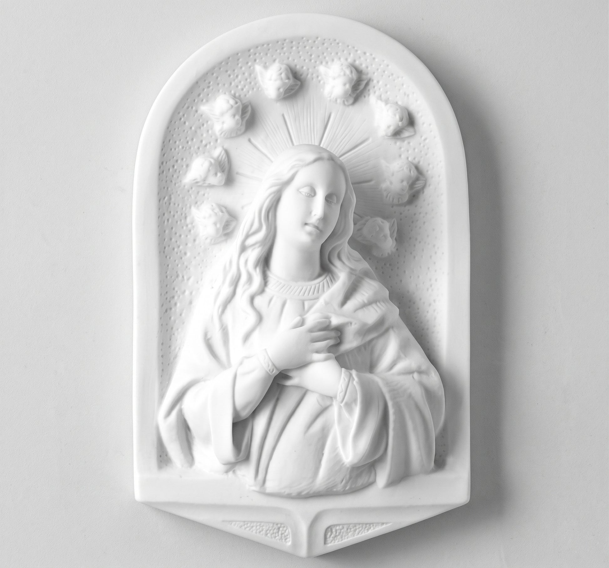 Compra esta elegante capilla de la Virgen Purísima tallada en marmolina de 22 cm. Una pieza religiosa con acabados de alta calidad para hogar o altar.