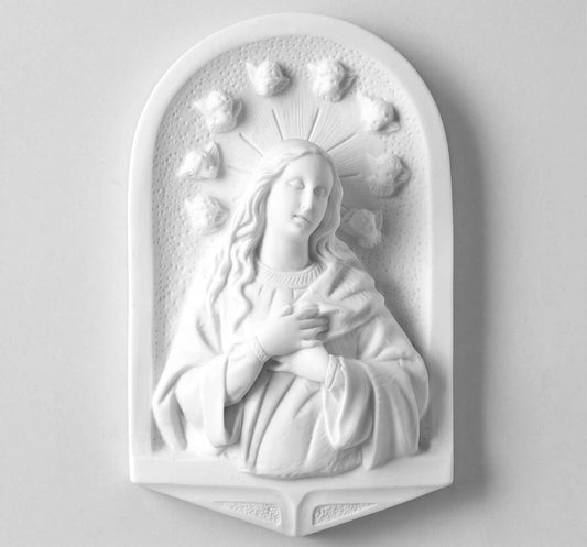 Compra esta elegante capilla de la Virgen Purísima tallada en marmolina de 22 cm. Una pieza religiosa con acabados de alta calidad para hogar o altar.