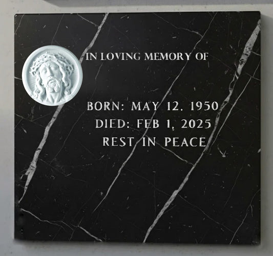 El medallón modelo MR 6160 está fabricado en mármol sintético,