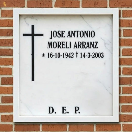 Columbario de mármol con cruz grabada e inscripción personalizada, con opción de jarrón para flores. Diseño clásico, elegante y resistente para cementerios. Memorial Spain.