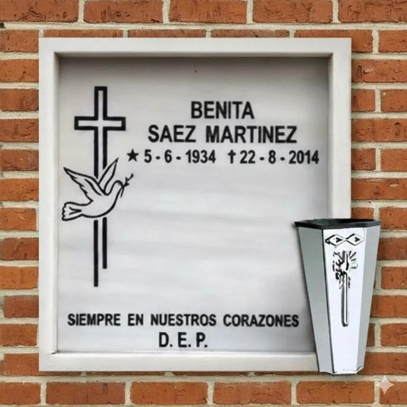 Columbario de mármol con cruz y paloma de la paz grabadas e inscripción personalizada, con jarrón de acero inoxidable para flores en Madrid. Diseño elegante, resistente y duradero para cementerios. Memorial Spain.