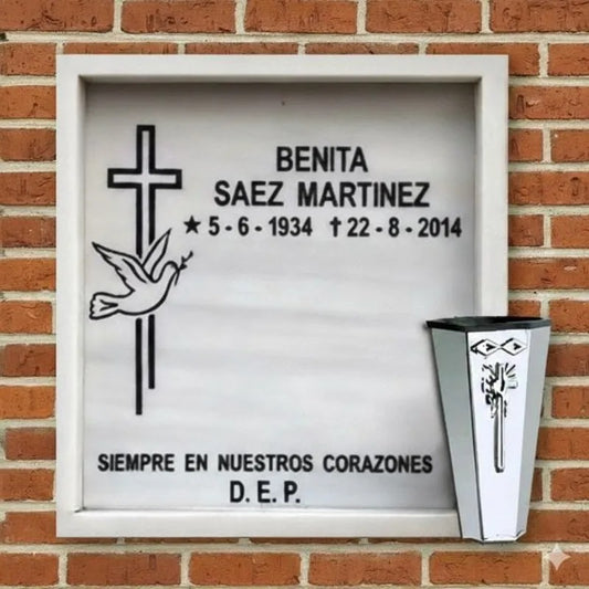 Columbario de mármol con cruz y paloma de la paz grabadas e inscripción personalizada, con jarrón de acero inoxidable para flores en Madrid. Diseño elegante, resistente y duradero para cementerios. Memorial Spain.