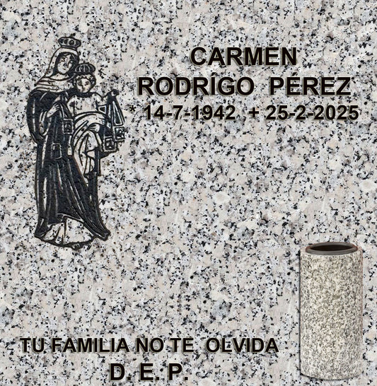 Virgen del Carme tallada en granito para lápidas de columbario, con inscripción grabada y jarrón de granito para flores en Madrid. Diseño elegante y duradero para cementerios. Memorial Spain.