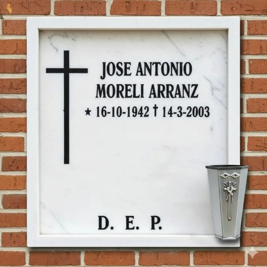 Lápida de columbario en mármol con cruz grabada y jarrón de acero inoxidable, con inscripción conmemorativa