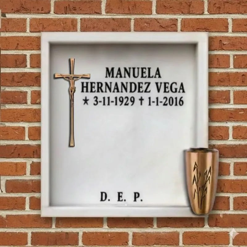 Lápida de columbario en mármol con cruz  y jarrón de bronce, con inscripción conmemorativa