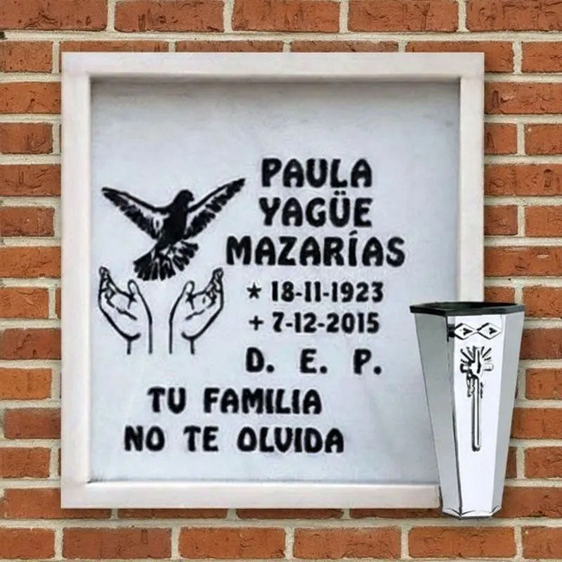 Lápida de columbario en mármol con paloma grabada y jarrón de acero inoxidable, con inscripción conmemorativa