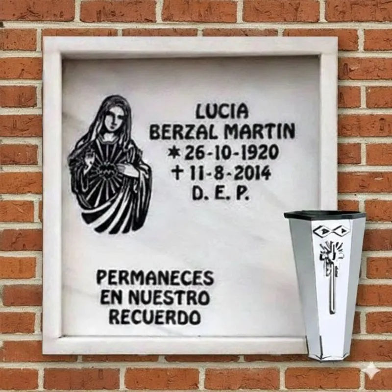 Lápida de columbario en mármol con el Sagrado Corazón de María grabada y jarrón de acero inoxidable, con inscripción conmemorativa
