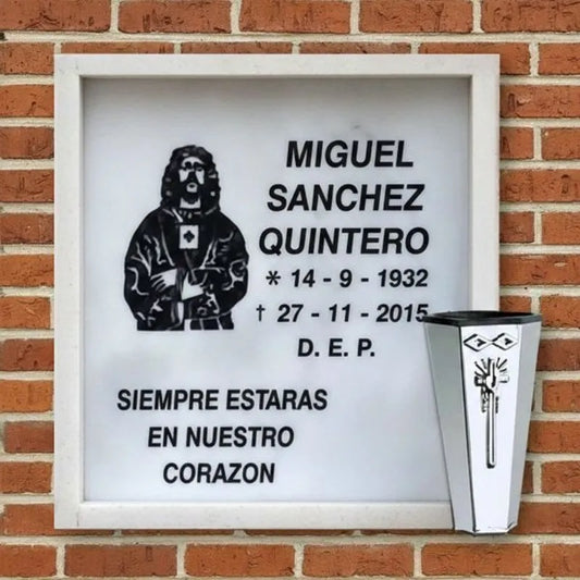 Lápida de columbario en mármol con cristo de Medinacelli grabada y jarrón de acero inoxidable, con inscripción conmemorativa