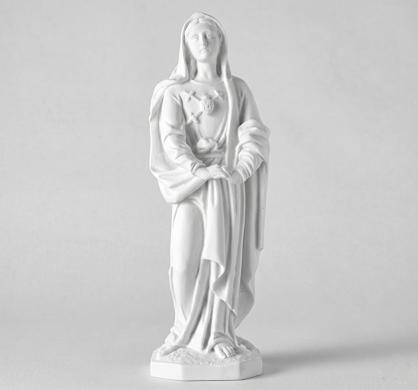 Compra la figura del Corazón de María en marmolina de 36 cm. Relieve de alta resistencia exterior, ideal para instalar en lápidas y cementerios. Envío seguro.