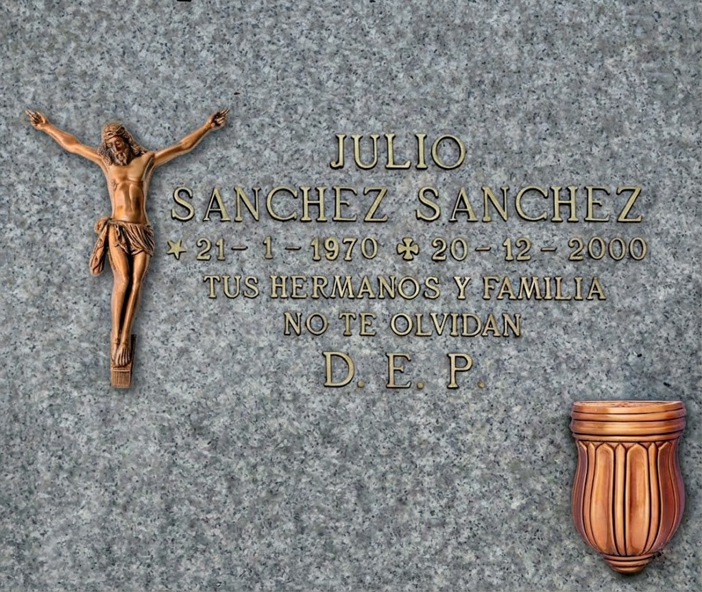 Decoración de Lápida de Nicho con Cristo, Inscripción de Bronce y jarrón para flores en Madrid