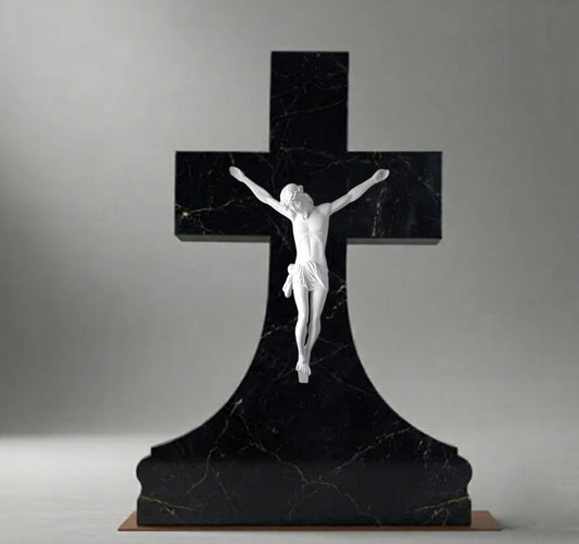 El Cristo con INRI modelo MR 6220 está elaborado en mármol sintético de 68 cm