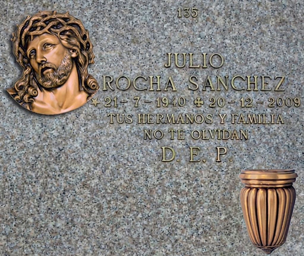 Decoración de Lápida de Nicho con Cruz con Cristo de Espinas, Inscripción de Bronce y jarrón para flores en Madrid