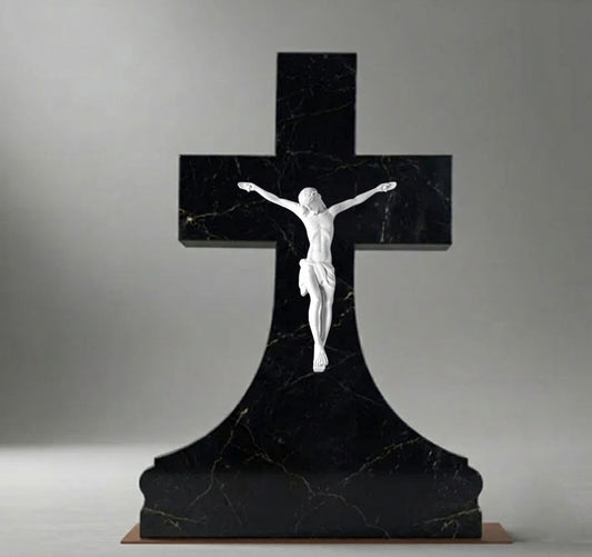 El Cristo con INRI modelo MR 6239 está elaborado en mármol sintético de 45 cm