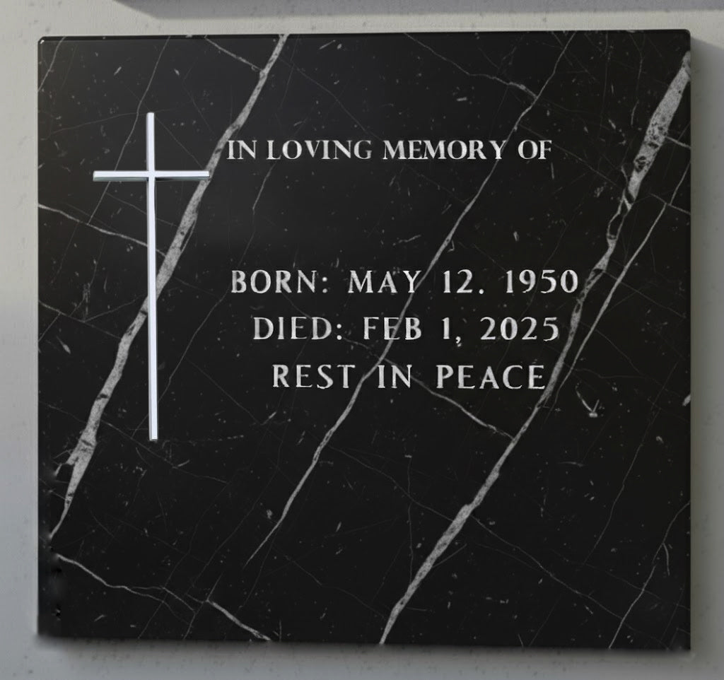 La cruz funeraria AI 2020 está elaborada en acero inoxidable de alta calidad, con un fondo de 2 cm que aporta solidez, resistencia y una estética moderna