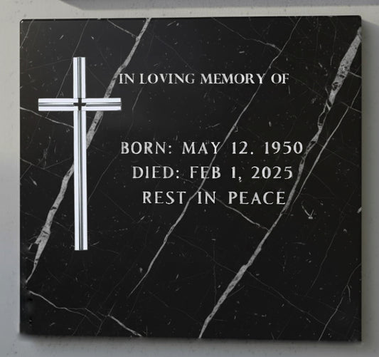 La cruz para decoración de lápidas modelo AI 2334 está fabricada en acero inoxidable, un material de alta resistencia y excelente durabilidad frente a la intemperie