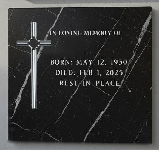 La cruz para decoración de lápidas modelo AI 2336 está fabricada en acero inoxidable, un material resistente, elegante y especialmente adecuado para exteriores.