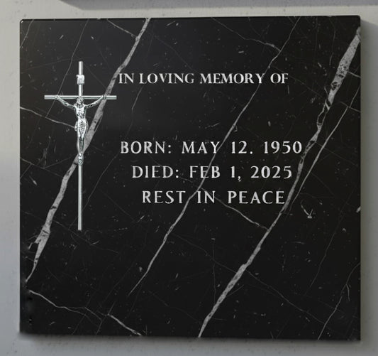 La cruz con Cristo para decoración de lápidas modelo AI 2320 está fabricada en acero inoxidable,