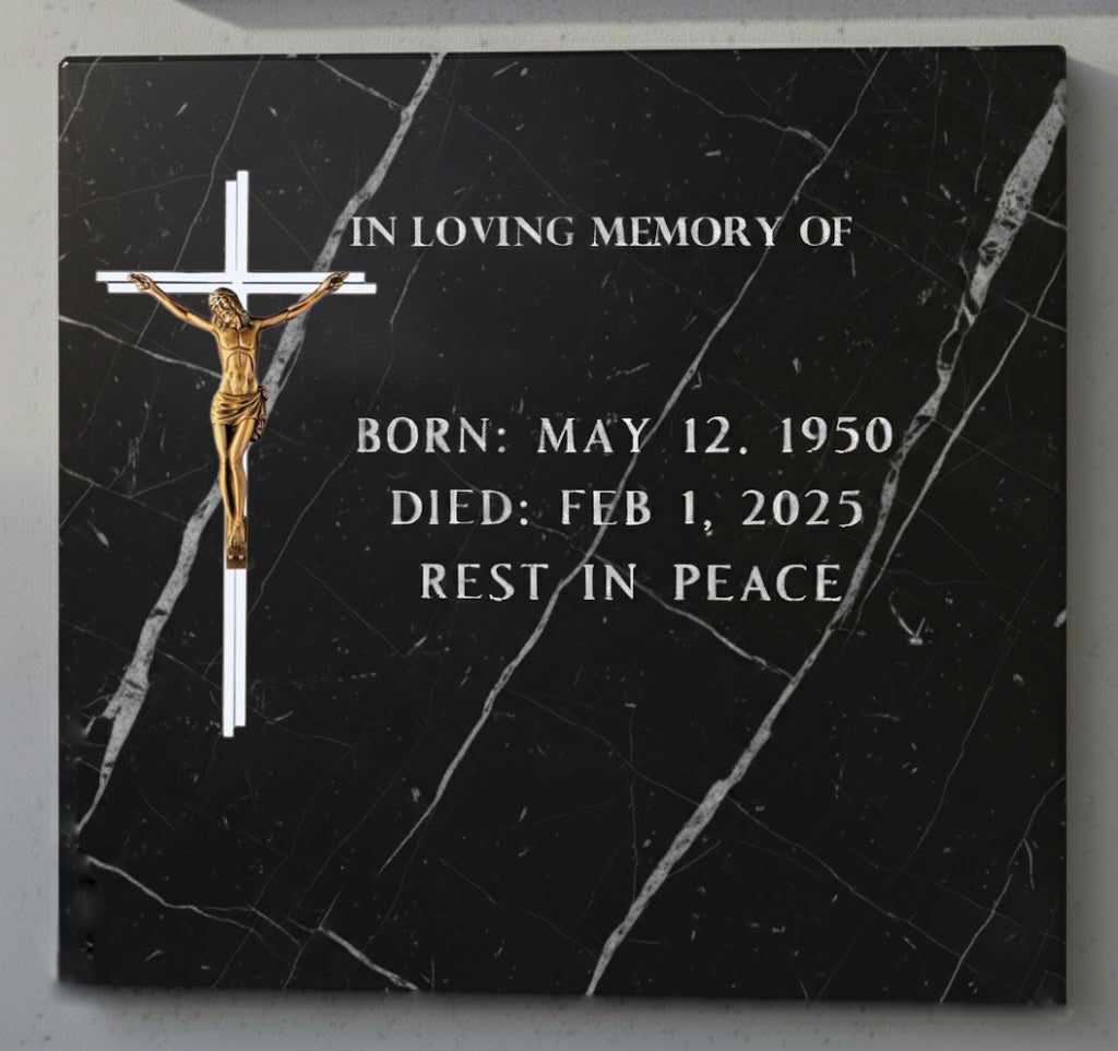 La cruz para decoración de lápidas modelo AI 2104 está fabricada en acero inoxidable y cuenta con un Cristo de bronce