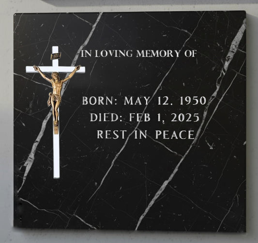 La cruz para decoración de lápidas modelo AI 2210 está fabricada en acero inoxidable y cuenta con un Cristo de bronce,