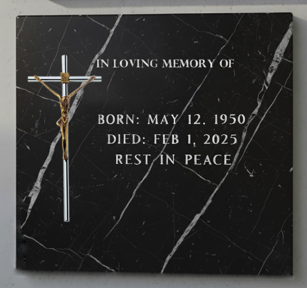 La cruz para decoración de lápidas modelo AI 2330 está elaborada en acero inoxidable y cuenta con un Cristo de bronce,