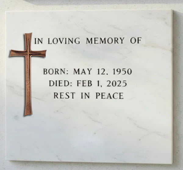 La cruz para decoración de lápidas modelo BR 1458 está elaborada en bronce, un material tradicional y muy valorado en arte funerario por su resistencia