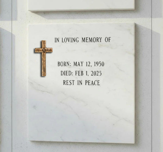 Cruz de bronce BR 1912; diseñada para la decoración de lápidas, nichos y panteones. Su acabado resistente y su fabricación en bronce de alta calidad lo hacen ideal para exteriores,