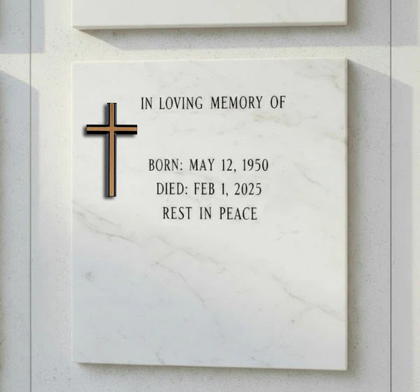 Cruz de bronce BR 1916; diseñada para la decoración de lápidas, nichos y panteones. Su acabado resistente y su fabricación en bronce de alta calidad lo hacen ideal para exteriores,