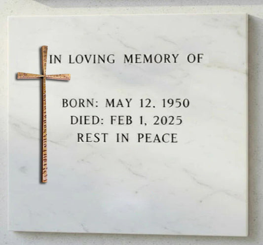 La cruz para decoración de lápidas modelo BR 2000 está elaborada en bronce fundido, un material de gran resistencia, durabilidad y elegancia clásica