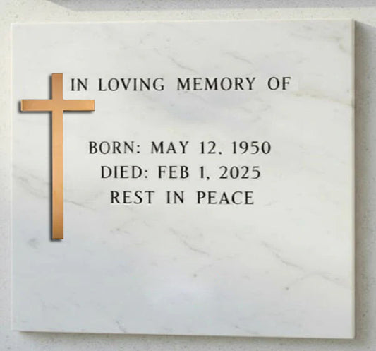 La cruz para decoración de lápidas modelo BR 2017 está elaborada en bronce, un material muy apreciado en arte funerario por su resistencia, durabilidad y elegancia atemporal.