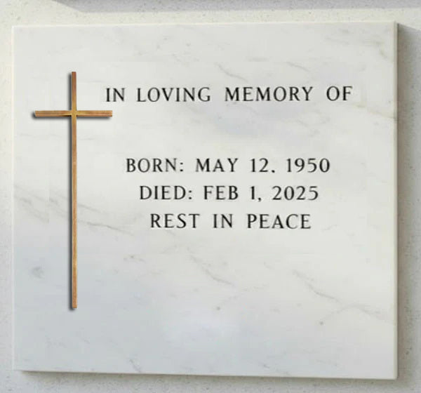 La cruz para decoración de lápidas modelo BR 2172 está elaborada en bronce, un material muy apreciado en arte funerario por su resistencia, durabilidad y elegancia clásica