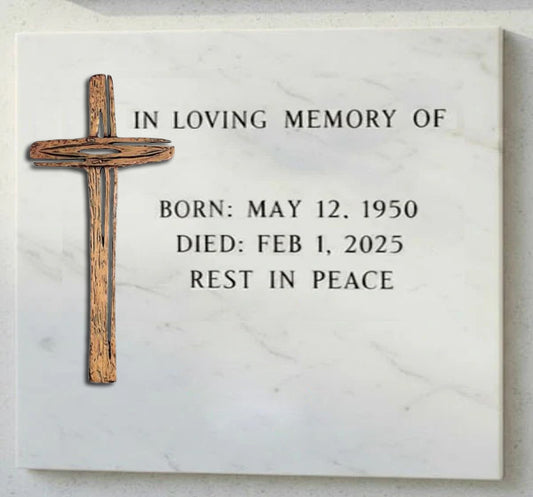 La cruz para decoración de lápidas modelo BR 2613 está elaborada en bronce, un material clásico y muy apreciado por su resistencia, durabilidad y elegancia atemporal.