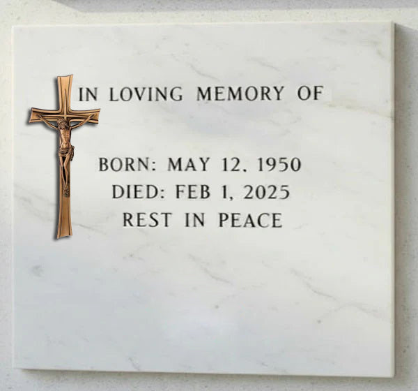 La cruz con Cristo modelo BR 1456 está elaborada en bronce, un material muy apreciado en arte funerario por su resistencia, durabilidad y acabado elegante.