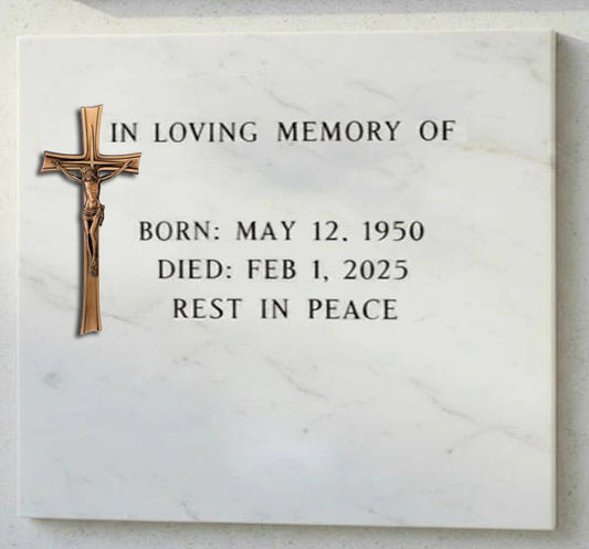 La cruz con Cristo modelo BR 1456 está elaborada en bronce, un material muy apreciado en arte funerario por su resistencia, durabilidad y acabado elegante.