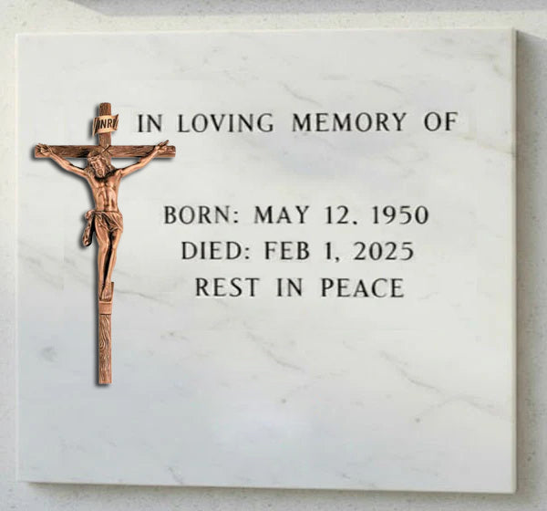 La cruz con Cristo modelo BR 2002 está elaborada en bronce, un material muy apreciado en arte funerario por su gran resistencia, su durabilidad y su elegancia atemporal.