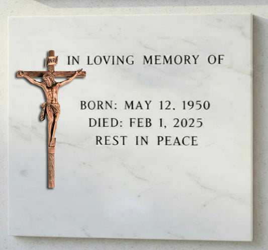 La cruz con Cristo modelo BR 2002 está elaborada en bronce, un material muy apreciado en arte funerario por su gran resistencia, su durabilidad y su elegancia atemporal.