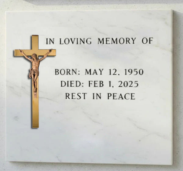 La cruz con Cristo modelo BR 2010 está fabricada en bronce, un material clásico y altamente valorado en arte funerario por su resistencia, durabilidad y acabado elegante.