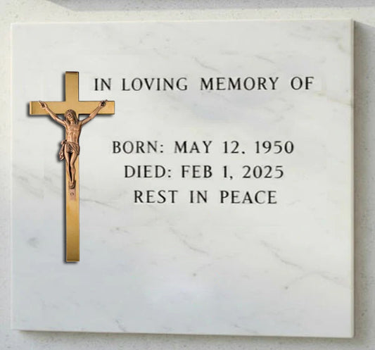 La cruz con Cristo modelo BR 2010 está fabricada en bronce, un material clásico y altamente valorado en arte funerario por su resistencia, durabilidad y acabado elegante.